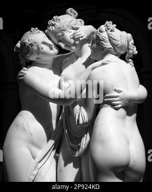 MAILAND, ITALIEN - CIRCA JUNI 2020: Die Statue der drei Grazen (Le tre Grazie) von Antonio Canova. Neoklassische Skulptur aus Marmor des Mythologischen Stockfoto