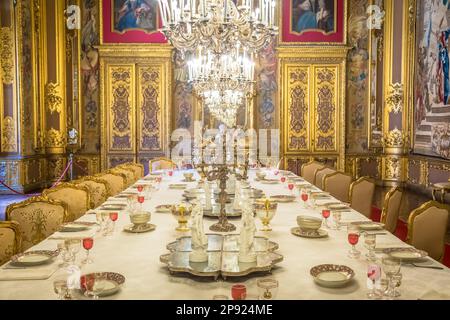 VENARIA REALE, ITALIEN - CA. AUGUST 2020: Luxuriöser Barockraum mit Gala-Dinner-Tisch Stockfoto