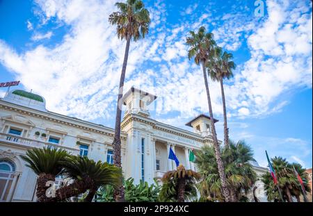 SANREMO, ITALIEN - CA. AUGUST 2020: Blick auf das Casino von Sanremo, eines der wichtigsten Wahrzeichen der Stadt und der Region Ligurien Stockfoto