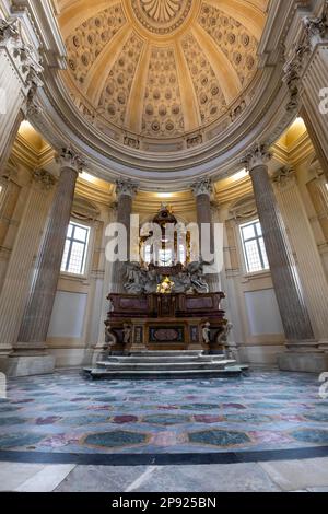 VENARIA REALE, ITALIEN - CA. MAI 2021: Heiliger katholischer Altar im barocken Stil und Kuppel. Tageslicht Stockfoto