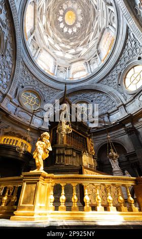 Turin, Italien - um August 2021: Die Grabkapelle, 1694 von Guarini. Einer der wichtigsten heiligen Orte für die christliche Religion Stockfoto
