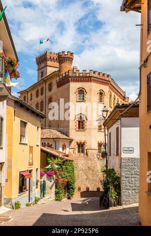 Barolo, Italien - ca. August 2021: Schloss Barolo. Das Dorf Barolo gehört zum UNESCO-Weltkulturerbe Stockfoto