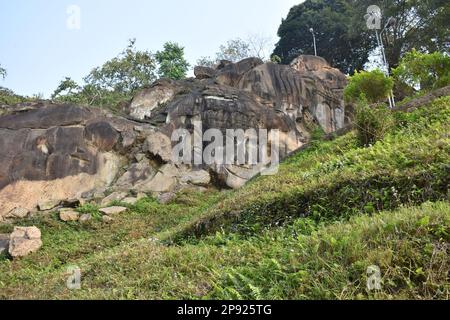 Ruinen einer alten Zivilisation in Unokoti, Tripura, Indien. Stockfoto