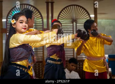 Eine traditionelle Khmer-Tanzgruppe in Kambodscha tritt auf einem Schiff auf, das in der Hauptstadt Phnom Penh vor Anker liegt. Stockfoto