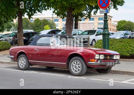 Epernay, Frankreich - Juli 23 2020: Der Peugeot 504 ist ein Automobil des französischen Automobilherstellers Peugeot. Diese Version ist ein Cabriolet von Pin Stockfoto