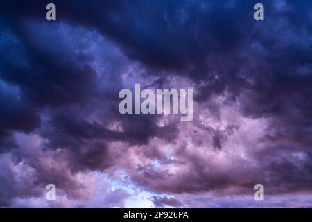 Dunkle Wolken am Himmel vor dem Gewitter. Die Wolken fließen schnell am Himmel Stockfoto
