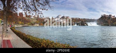 Goldene, warme Herbstfarben Rheinfälle Panorama-Landschaft in der Schweiz in der Stadt Schaffhausen an einem Herbstabend Stockfoto