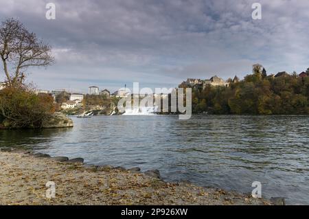 Goldene, warme Herbstfarben Rheinfälle Panorama-Landschaft in der Schweiz in der Stadt Schaffhausen an einem Herbstabend Stockfoto