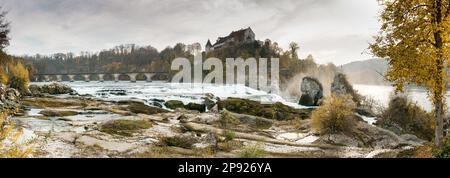 Goldene, warme Herbstfarben Rheinfälle Panorama-Landschaft in der Schweiz in der Stadt Schaffhausen an einem Herbstabend Stockfoto