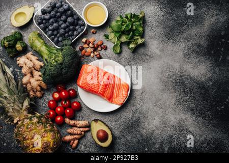 Entzündungshemmendes Diätkonzept. Eine Auswahl an Lebensmitteln, die helfen, Entzündungen zu reduzieren – pflanzliche Zutaten, frisches Obst, Gemüse. Gesunde Ernährung Stockfoto