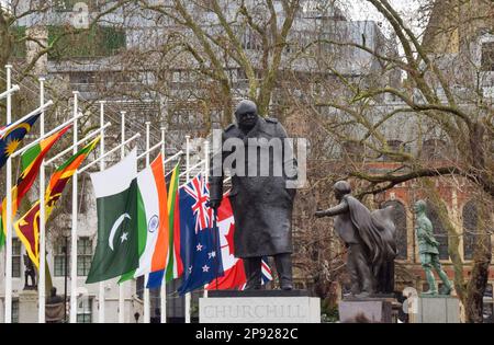 London, Großbritannien. 10. März 2023 Vor dem Commonwealth-Tag, der am 13. März stattfindet, wurden Flaggen von Commonwealth-Ländern auf dem Parlamentsplatz aufgestellt. Kredit: Vuk Valcic/Alamy Live News Stockfoto