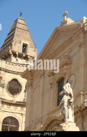 Die barocke Kirche in Noto mit großer Treppe von San Francesco d'Assisi all'Immacolata. Stockfoto