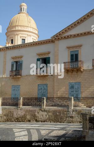 Noto ist die Hauptstadt des sizilianischen Barocks mit seinen goldenen Meisterwerken aus Stein, Palästen voller Basreliefs, Kirchen wie die Madonna del Carmine Stockfoto