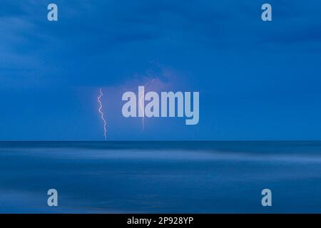 Gewitter über der Ostsee auf Usedom, Blitze, Meer, Nacht, Mecklenburg-Vorpommern, Deutschland Stockfoto