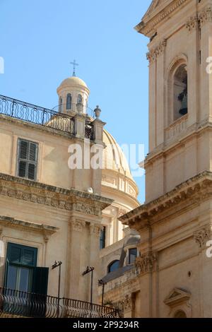 Noto ist die Hauptstadt des sizilianischen Barocks mit seinen goldenen Meisterwerken aus Stein, Palästen voller Basreliefs, Kirchen wie die Madonna del Carmine Stockfoto