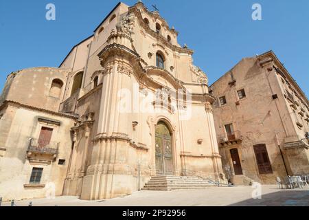 Noto ist die Hauptstadt des sizilianischen Barocks mit seinen goldenen Meisterwerken aus Stein, Palästen voller Basreliefs, Kirchen wie die Madonna del Carmine Stockfoto