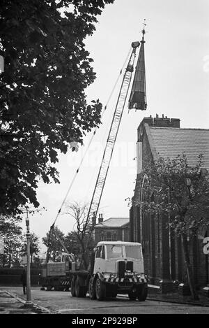 In ganz Großbritannien - eines von mehreren Bildern, die die Entfernung des Turms in der Hollins Grove Church, Darwen, im Jahr 1968 zeigen Stockfoto