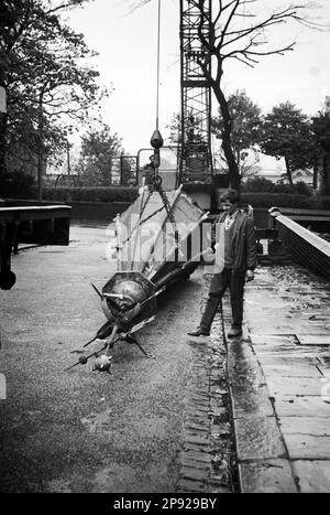 In ganz Großbritannien - eines von mehreren Bildern, die die Entfernung des Turms in der Hollins Grove Church, Darwen, im Jahr 1968 zeigen Stockfoto