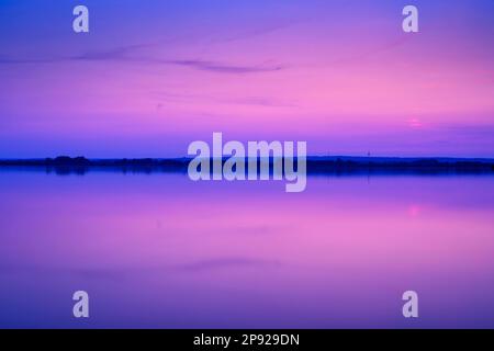 Abend am Duemmer-See, Sonnenuntergang, blaue Stunde, Stille, Weite, Ruhe, Wasser, Binnensee, Lembruch, Niedersachsen, Deutschland Stockfoto