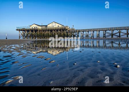 Morgenatmosphäre am Strand von Sankt Peter-Ording mit Pile-Wohnungen, Wadden Sea National Park, Nordsee, Schleswig Holstein Stockfoto