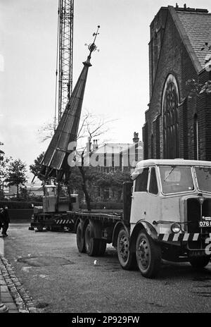 In ganz Großbritannien - eines von mehreren Bildern, die die Entfernung des Turms in der Hollins Grove Church, Darwen, im Jahr 1968 zeigen Stockfoto