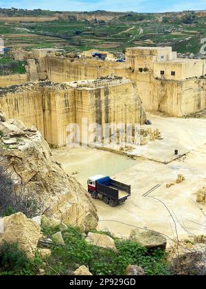 Blick von oben auf Sandstein Kalksandstein, im Hintergrund vertikal geschnittener Steinbruch, in der Mitte des Bilderlasters für Stockfoto