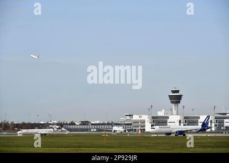 Übersicht über abfliegende Flugzeuge auf der Südbahn mit Tower, Satellit und Terminal 2, Flughafen München, Oberbayern, Bayern, Deutschland Stockfoto