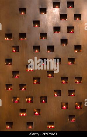 Brennende Opferkerzen in einer Metallwand, Frauenkirche, Nürnberg, Mittelfrankreich, Bayern, Deutschland Stockfoto