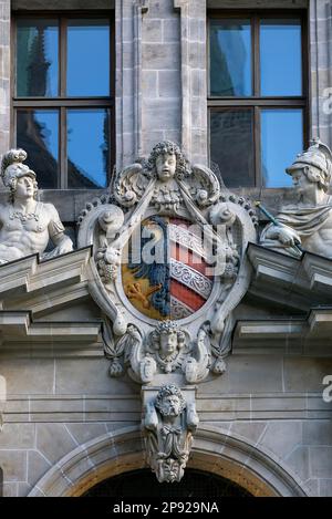 Wappen und Skulpturen am rechten Eingangsportal des historischen Rathauses Wolf, Renaissance-Gebäude, erbaut 1616 bis 1622, Nürnberg Stockfoto