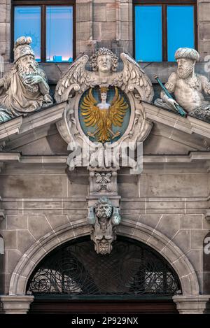 Wappen und Skulpturen am oberen Eingangsportal des historischen Rathauses Wolf, Renaissance-Gebäude, erbaut 1616 bis 1622, Nürnberg, Mitte Stockfoto