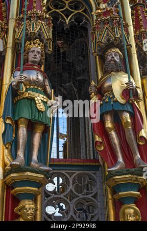 Figuren am wunderschönen Brunnen: Links Alexander der große, rechts Hector von Troja, Hauptmarkt, Nürnberg, Mittelfrankreich, Bayern Stockfoto