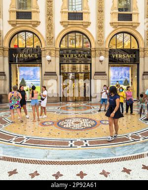 MAILAND, ITALIEN - CIRCA SEPTEMBER 2020: Modeeinkäufe in der Vittorio Emanuales Gallery. Leute, die vor einer berühmten Luxusboutique spazieren gehen Stockfoto