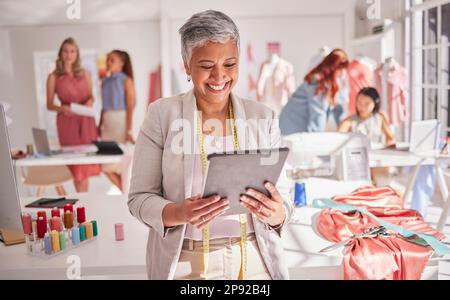 Modedesigner, Tablet und Inhaber kleiner Unternehmen online für Kommunikation, Networking und Marketing-Marke, E-Commerce und Online-Shop. Glücklich Stockfoto