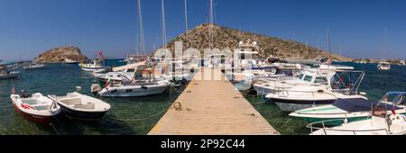 Boote an einem Holzsteg festgemacht Stockfoto