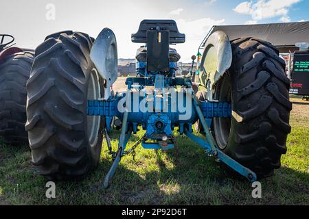 Fort Meade, Florida - 26. Februar 2022: Rückansicht eines 1975 Ford 4000 Dieseltraktors aus einer schwachen Perspektive auf einer lokalen Traktormesse. Stockfoto