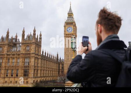 Der Mann macht ein Foto von Big Ben und Westminster Palace auf einem Smartphone in London, Reisen und Tourismus, Urlaubstouren und berühmtem historischem Wahrzeichen, Stockfoto