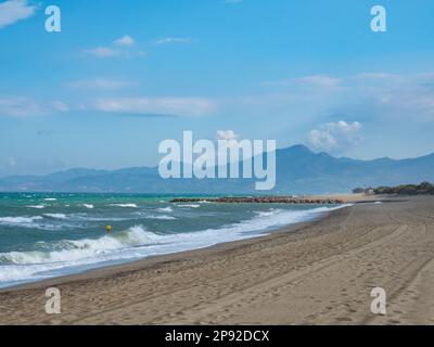 Bild des Strands von Saint-Cyprien an einem Sommertag. Stockfoto