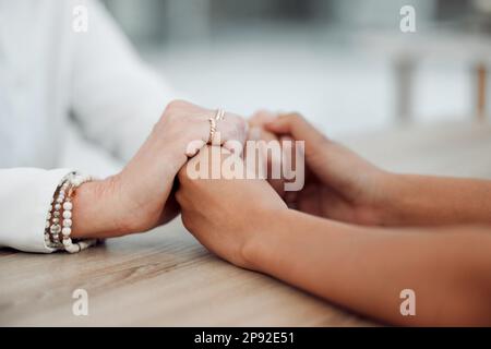 Lernen Sie, sich auf andere zu verlassen. Gekürzte Aufnahme einer unbekannten Psychologin, die ihre Patientin während einer Sprechstunde tröstet. Stockfoto