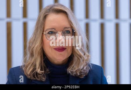 Schwerin, Deutschland. 10. März 2023. Claudia Kemfert, eine Expertin des Deutschen Instituts für Wirtschaftsforschung, spricht vor ihrer Anhörung im Parlamentarischen Untersuchungsausschuss (PUA) des landesparlaments Mecklenburg-Vorpommern über die MV-Klimastiftung mit Ausschussmitgliedern. Kemfert hatte den Bau der Nord Stream-2-Gaspipeline frühzeitig für unnötig erachtet. Seit ihrer Gründung im Jahr 2021 wird die Climate Foundation dafür kritisiert, die Fertigstellung der deutsch-russischen Pipeline zu unterstützen. Kredit: Jens Büttner/dpa/Alamy Live News Stockfoto