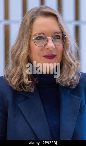 Schwerin, Deutschland. 10. März 2023. Claudia Kemfert, eine Expertin des Deutschen Instituts für Wirtschaftsforschung, spricht vor ihrer Anhörung im Parlamentarischen Untersuchungsausschuss (PUA) des landesparlaments Mecklenburg-Vorpommern über die MV-Klimastiftung mit Ausschussmitgliedern. Kemfert hatte den Bau der Nord Stream-2-Gaspipeline frühzeitig für unnötig erachtet. Seit ihrer Gründung im Jahr 2021 wird die Climate Foundation dafür kritisiert, die Fertigstellung der deutsch-russischen Pipeline zu unterstützen. Kredit: Jens Büttner/dpa/Alamy Live News Stockfoto