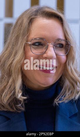 Schwerin, Deutschland. 10. März 2023. Claudia Kemfert, eine Expertin des Deutschen Instituts für Wirtschaftsforschung, spricht vor ihrer Anhörung im Parlamentarischen Untersuchungsausschuss (PUA) des landesparlaments Mecklenburg-Vorpommern über die MV-Klimastiftung mit Ausschussmitgliedern. Kemfert hatte den Bau der Nord Stream-2-Gaspipeline frühzeitig für unnötig erachtet. Seit ihrer Gründung im Jahr 2021 wird die Climate Foundation dafür kritisiert, die Fertigstellung der deutsch-russischen Pipeline zu unterstützen. Kredit: Jens Büttner/dpa/Alamy Live News Stockfoto