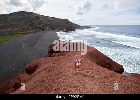 prohibido el paso – Schild „kein Zutritt“ auf der Klippe bei el golfo Lanzarote, Kanarische Inseln, Spanien Stockfoto