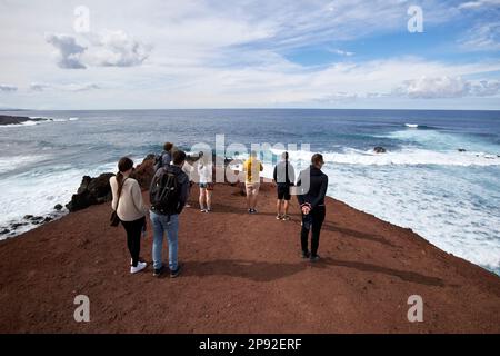 Touristen auf dem beliebten Aussichtspfad mirador el golfo Küste Aussichtspfad Lanzarote, Kanarische Inseln, Spanien Stockfoto