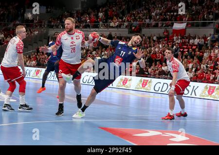 Danzig, Polen. 08. März 2023. Maciej Gebala, Nicolas Tournat und Andrzej Widomski in Aktion während der 2. Phase des Qualifikationsspiels EHF 2024 zwischen Polen und Frankreich in der Ergo Arena. (Endstand: Polen 28:38 Frankreich). Kredit: SOPA Images Limited/Alamy Live News Stockfoto