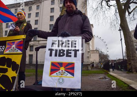 London, Großbritannien. 10. März 2023 Am 64. Jahrestag des Beginns des tibetischen Aufstands 1959 versammelten sich vor der Downing Street Demonstranten, die ein freies und unabhängiges Tibet forderten. Kredit: Vuk Valcic/Alamy Live News Stockfoto