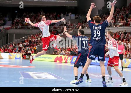 Danzig, Polen. 08. März 2023. Patryk Walczak, Nicolas Tournat und Thibaud Briet in Aktion während der 2. Phase des Qualifikationsspiels EHF 2024 zwischen Polen und Frankreich in der Ergo Arena. (Endstand: Polen 28:38 Frankreich). Kredit: SOPA Images Limited/Alamy Live News Stockfoto