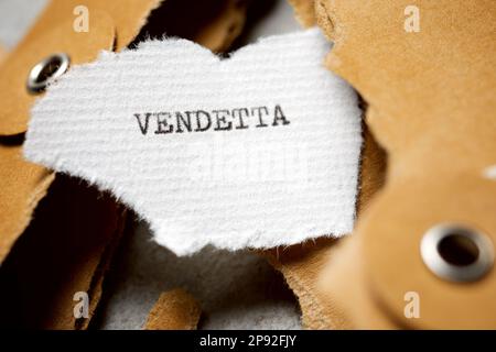 Vendetta-Text auf einem kleinen Stück Papier Stockfoto