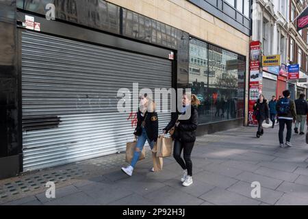 London, Großbritannien. 10. März 2023 Leerstehende Geschäfte in der Oxford Street, die als Europas geschäftigste Einkaufsstraße gilt. In einem kürzlich veröffentlichten Bericht der New West End Company (NWEC), die Einzelhandels-, Freizeit- und Immobilieneigentümer in den Gebieten des West End vertritt, wird festgestellt, dass die Prognosen für 2023/24 aufgrund erhöhter Kosten, des Drucks auf die Verbraucherausgaben und der Betriebskosten für die Bewohner schwächer waren als vor einem Jahr. Kredit: Stephen Chung / Alamy Live News Stockfoto