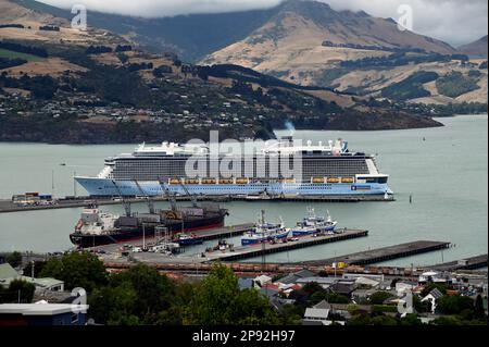 Der Kreuzfahrtschiff „Ovation of the Seas“ liegt im Hafen von Lyttelton, einem Hafen auf der Halbinsel Banks auf der Südinsel von Neuseeland. Stockfoto