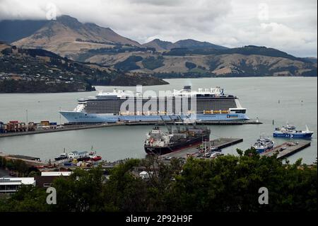 Der Kreuzfahrtschiff „Ovation of the Seas“ liegt im Hafen von Lyttelton, einem Hafen auf der Halbinsel Banks auf der Südinsel von Neuseeland. Stockfoto